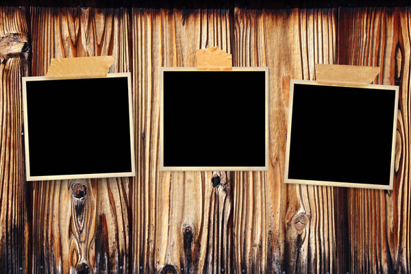 Три ретро-фотографии на старой деревянной стене
