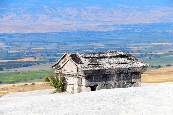 Sarcófago de piedra en necrópolis, Hierápolis, Pamukkale, Turquía — Foto de Stock