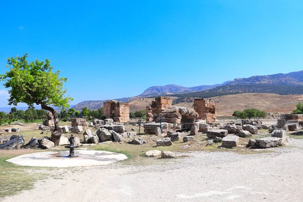 Antiguas ruinas de piedra en Hierápolis, Pamukkale, Turquía — Foto de Stock