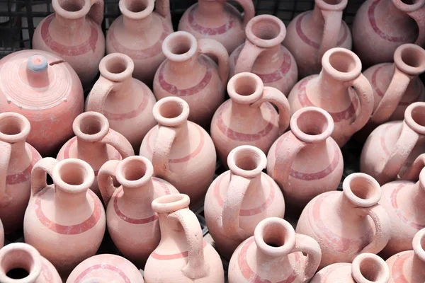 Souvenirs traditionnels turcs - cruches en argile faites à la main — Photo