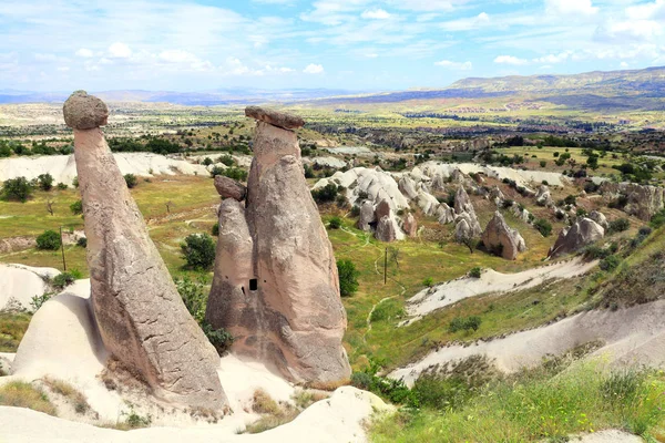 Chimenea de hadas o champiñones de piedra Multihead, Capadocia, Turquía —  Fotos de Stock