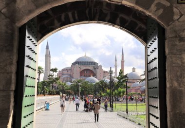 İstanbul, Türkiye - 10 Haziran 2019: Eski kapıdan bak 