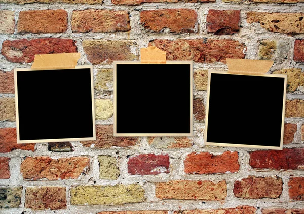 Eski tuğla duvarda üç retro fotoğraf — Stok fotoğraf