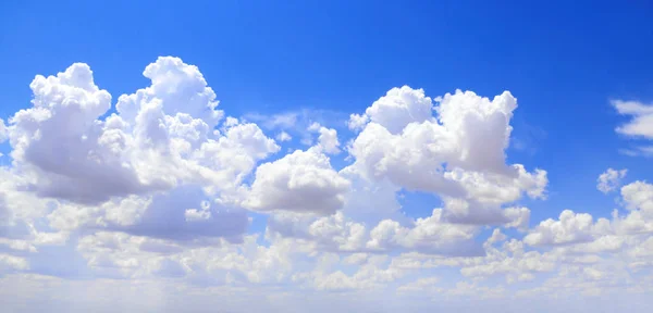 Nubes blancas en el cielo azul —  Fotos de Stock