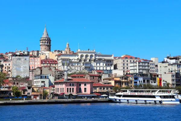 Kilátás a vízről a Galata-torony és Beyoglu kerületben, Isztambul, — Stock Fotó