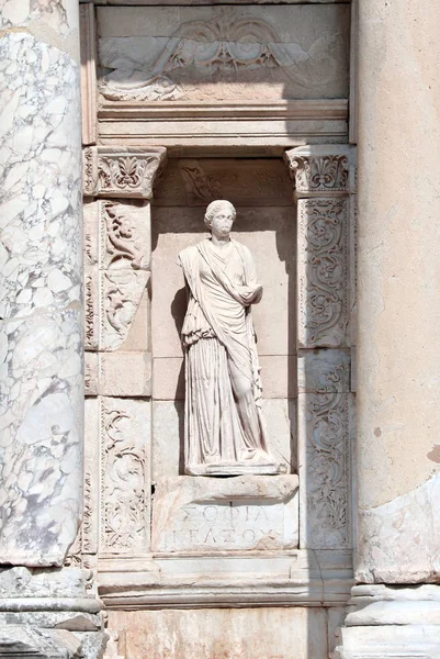 Мраморная женская статуя на фасаде библиотеки Цельса в Эфесе, Тур — стоковое фото