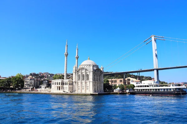 Ortaköy Camii'nde Boğaz'dan Manzara, İstanbul, Türkiye — Stok fotoğraf