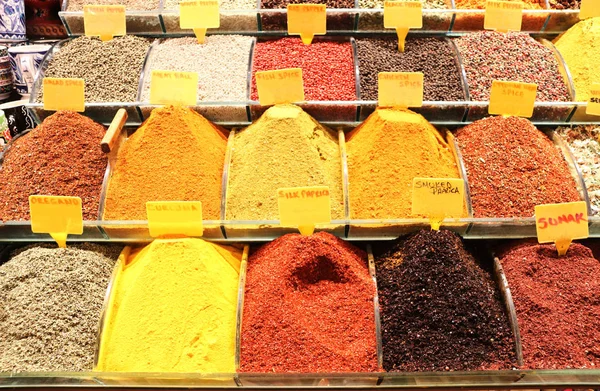 Verschiedene Gewürze in ägyptischen Basar, Istanbul, Türkei — Stockfoto