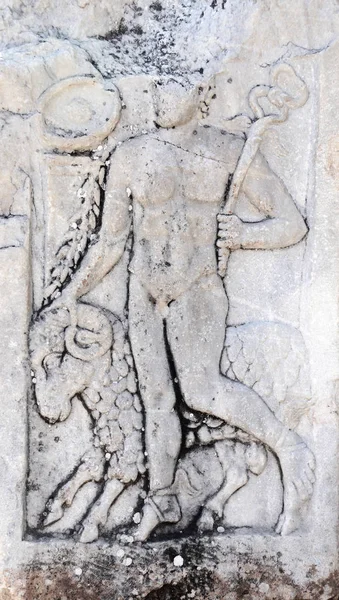 Bas-relief antique avec dieu Hermès et image de bélier, Ephèse, Turque — Photo