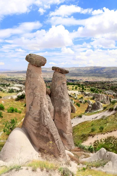 Chimenea de hadas o champiñones de piedra Multihead, Capadocia, Turquía — Foto de Stock