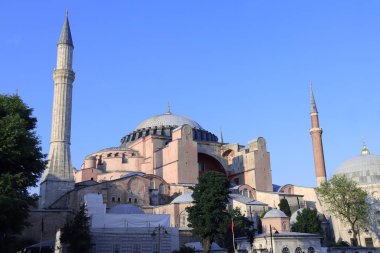 İstanbul, Türkiye - 7 Haziran 2019: Ayasofya kubbeleri ve minare