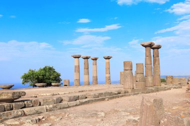 Athena Tapınağı'nın antik sütunları, Assos, Çanakkale, Türkiye