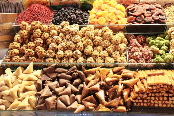 Traditionelle türkische Köstlichkeiten aus Nüssen, Zucker, Sirup und getrockneten Früchten — Stockfoto