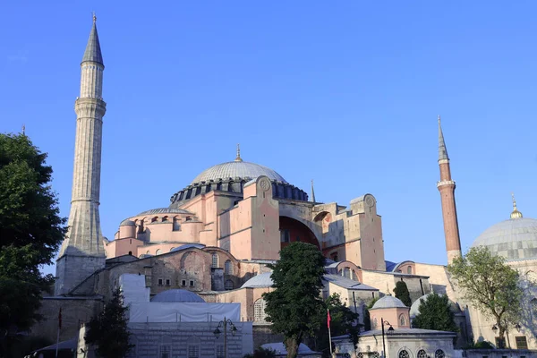 ISTANBUL, TURKEY -  7 JUNE, 2019: Hagia Sophia domes and minaret — Stock Photo, Image