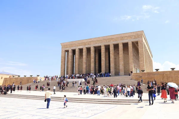 ANKARA, TURCHIA - 11 GIUGNO 2019: I turisti visitano il mausoleo di — Foto Stock