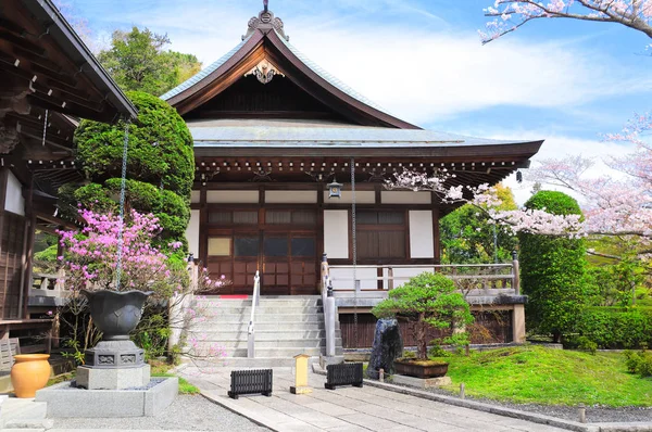 Pavilhões antigos e sakura florescente, templo de Hokokuji, Kamakur — Fotografia de Stock