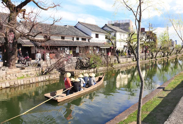Pessoas em barco à moda antiga, cidade de Kurashiki, Japão — Fotografia de Stock