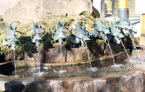 Bacia de água de Temizuya em Hakone Shrine, Hakone, Japão — Fotografia de Stock