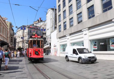 Istanbul, Türkiye-7 Haziran 2019: eski kırmızı tramvay Taksim-Tunel üzerinde 