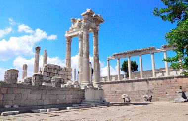 Pergamon Akropolü 'nde Trajan Tapınağı harabeleri ve sütunları, 