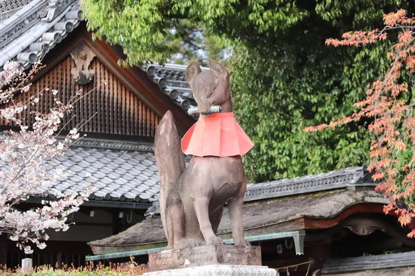 Estátua de pedra da raposa Inari no santuário Fushimi Inari, Kyoto, Japão — Fotografia de Stock