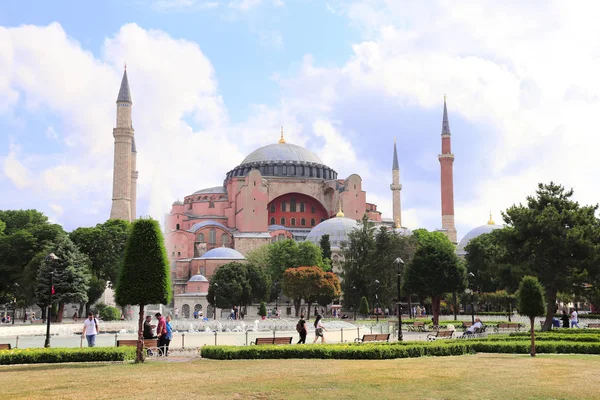 ISTANBUL, TURKEY -  10 JUNE, 2019: Hagia Sophia domes and minare — Stock Photo, Image