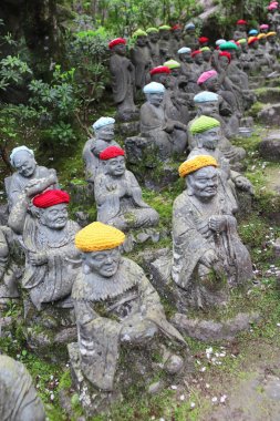 Daishouin tapınağında taş Ksitigarbha heykelleri, Miyajima Adası, 