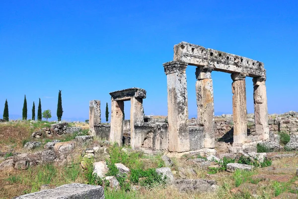 Columnas en la calle Frontinus, Hierápolis, Pamukkale, Turquía —  Fotos de Stock