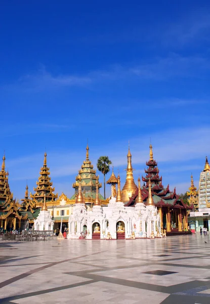 Goldene Stupas in shwedagon zedi daw, yangon, myanmar — Stockfoto