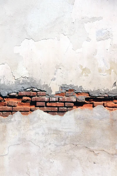 Текстура старої цегляної стіни і потріскана ліпнина білого кольору — стокове фото