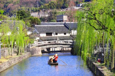Eski moda teknede insanlar, Kurashiki City, Japonya