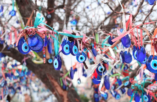 Onda ögat charm hänga från ett träd i Kappadokien, Anatolien, Turkiet — Stockfoto