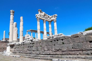 Pergamon Akropolü 'nde Trajan Tapınağı harabeleri ve sütunları, 