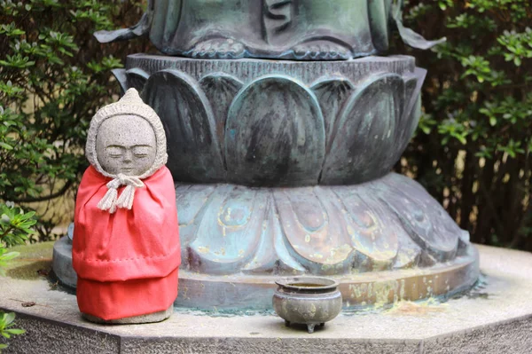 Sten staty av leende Jizo i en Stickad mössa, Kobe, Japan — Stockfoto