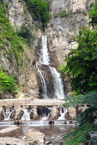 Каскадный водопад Улим в горах, недалеко от Вонсана, Северный Кор — стоковое фото