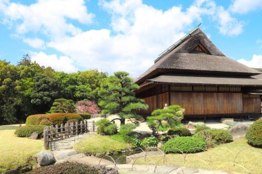 Koishikawa Korakuen bahçesindeki antik pavyon, Okayama, Japonya