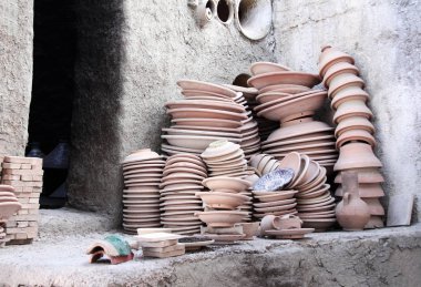 Kil çömlek için adobe fırın, Fez, Fas ateş etmeye hazırlanıyor