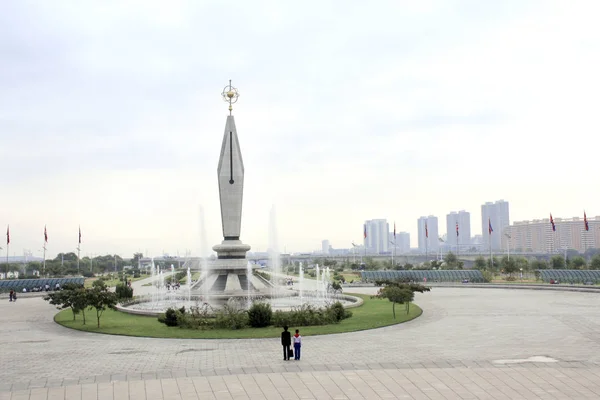 ПЁНГЯН - 24 СЕНТЯБРЯ 2017 г.: Фонтан возле Дворца саенов Стоковое Изображение