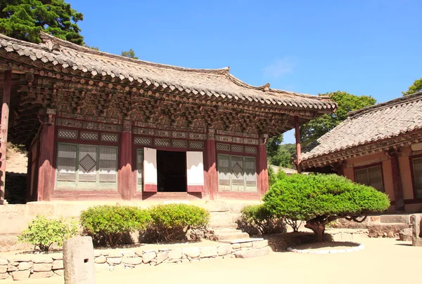 Περίπτερα σε αρχαία βουδιστικό ναό Woljeong, η Βόρεια Κορέα — Φωτογραφία Αρχείου