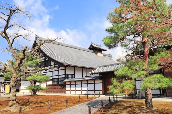Pavilhão antigo no complexo Rokuon-ji, Kyoto, Japão — Fotografia de Stock