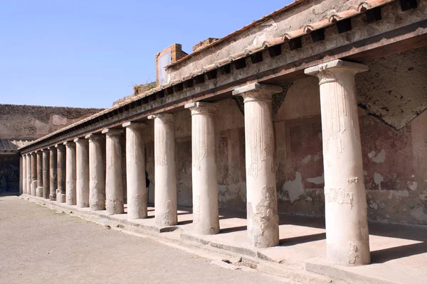 Колонны Terme Stabiane в Помпеях, Италия — стоковое фото
