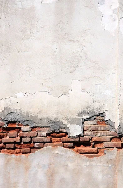 Textuur van oude bakstenen muur en gebarsten stucwerk van witte kleur — Stockfoto