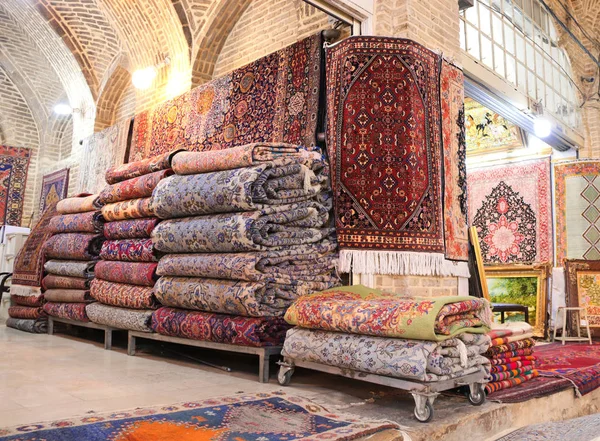 Traditional iranian carpets shop in old Vakil Bazaar, Shiraz, Ir — Stock Photo, Image