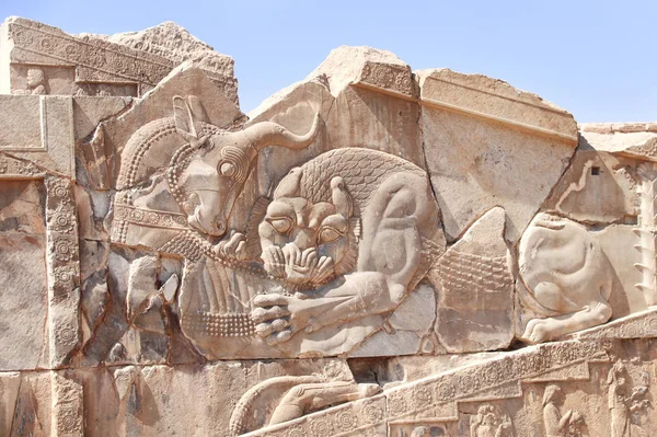 Berömd bas-relief på väggen i den antika staden Persepolis, Iran — Stockfoto