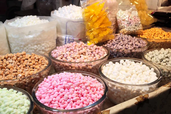Dulces iraníes de frutos secos y azúcar en el bazar en Tabriz, Irán — Foto de Stock