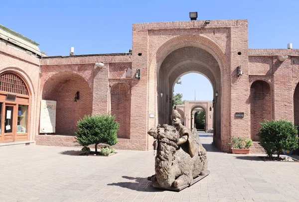 Iran, Qazvin - 24 września 2019: Statua starca jeżdżącego — Zdjęcie stockowe