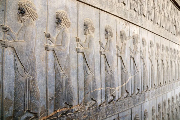 Bas-relief with assyrian warriors, Persepolis, Iran — Stock Photo, Image
