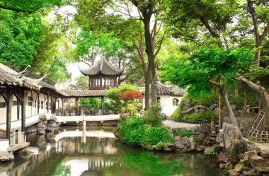 Çin 'in Suzhou kentindeki Mütevazı Yönetici Bahçesi' nde antik bir pavyon ve gölet. Yaz günü