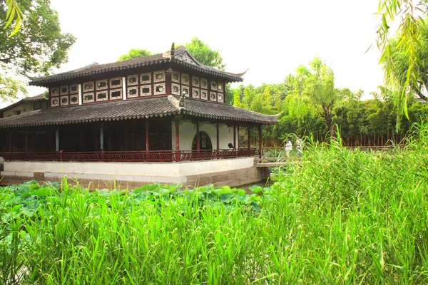 古代のパビリオンと中国蘇州の拙政園の蓮の池 夏の日 — ストック写真