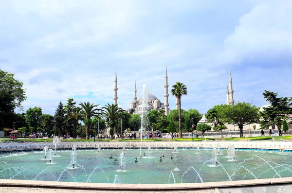 Çeşme ve Mavi Cami (Sultan Ahmet Camisi), Sultanahmet Meydanı, İstanbul, Türkiye 